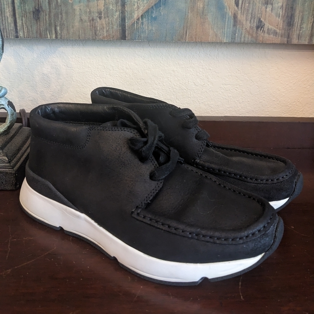 NWOT VINCE Leather Sneakers